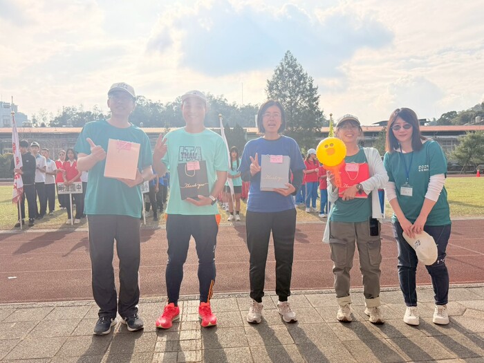 親師組大隊接力第一名由會長代表領獎!