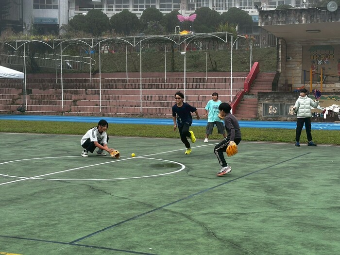 活動內容:執行迷你棒球規則及練習跑壘過程。