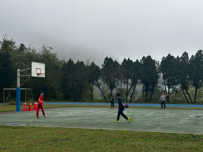 活動內容:高年級學生兩人一組傳接球的練習。