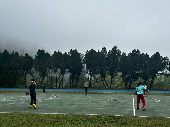 活動內容:高年級學生兩人一組傳接球的練習。