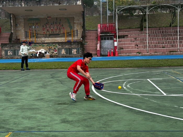 活動內容:高年級學生接球的練習。