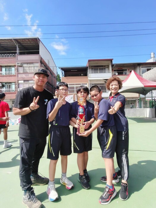 頒獎與校長合照圖片